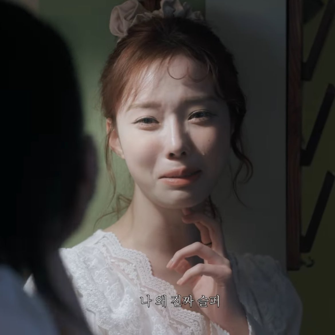 aekvrna's tweet photo. cried when she saw a ghost, cried when she’s THE ghost?@)&amp;)@$ pick a side 😭😹😹😹 https://t.co/oS8W7m2EjA