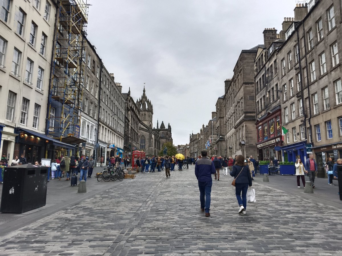 thiastearz's tweet photo. If you're an avid dreamer like me, I seriously suggest you consider Edinburgh. No offense to other host unis in UK but I haven't really found any other city as magical as Edinburgh  🥰🤩 https://t.co/3grzWZgnuU