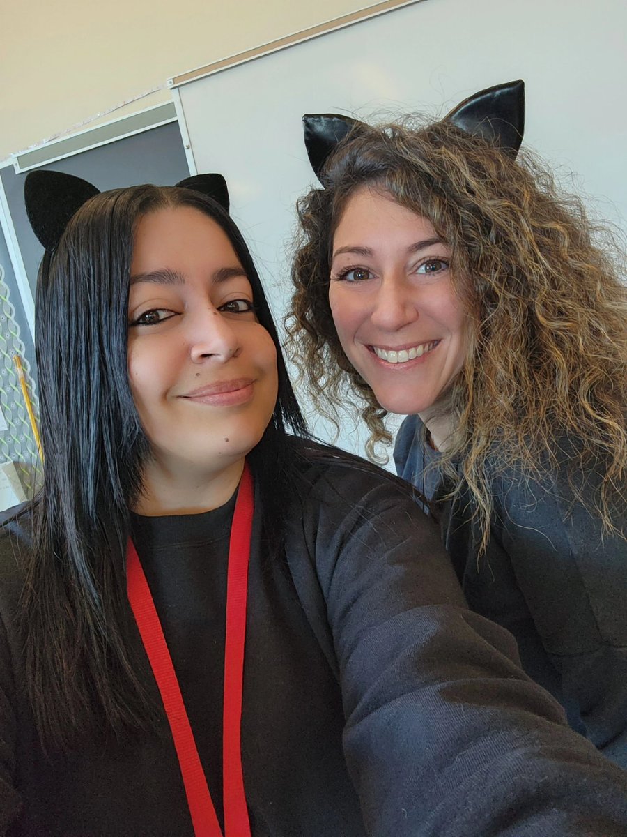YamilisCruz's tweet photo. Twinning today with the @cmshappenings math coach for spirit week! #Salem #SalemPublicSchools #CMSSharks #SpiritWeek https://t.co/Bfq2GZvCax