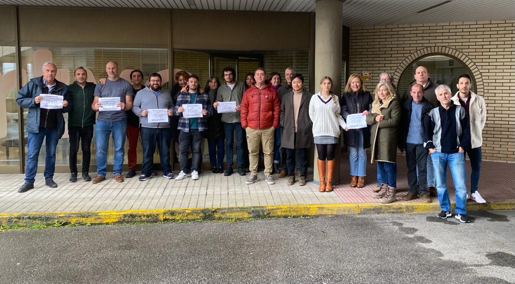 SindicatoSIRTVE's tweet photo. Concentraciones de @SindicatoSIRTVE  y @UGTRTVE. RTVE Oviedo en apoyo a los compañer@s Interinos,  indefinidos NO fijos y eventuales de #CRTVE para consolidar sus puestos de trabajo como estipula la Ley. #solucióncontratadosRTVEya https://t.co/axEHJT37zf