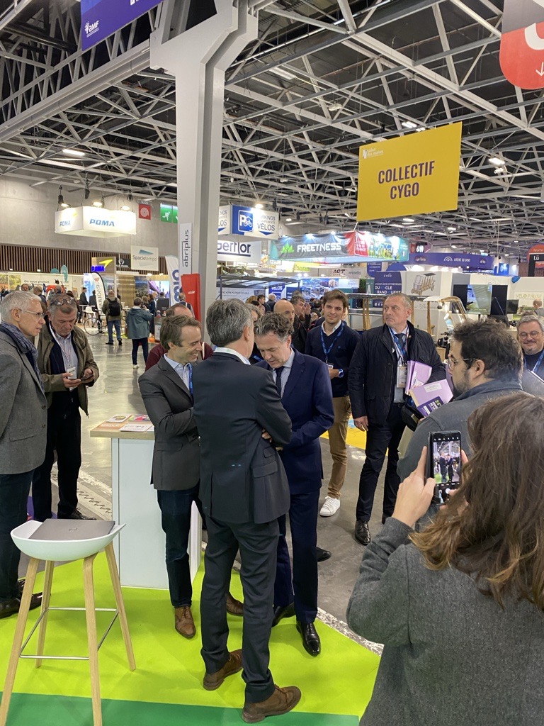 FUB_fr's tweet photo. [#SMCL2023]
@ChristopheBechu, ministre @Ecologie_Gouv, était présent  sur le stand de la @FUB_fr au @salondesmaires.
📚 Lui ont été remis nos dernières publications, pour réitérer notre appel à créer un système vélo efficient et inciter au changement des pratiques de mobilité. https://t.co/LSnR4CbmJL