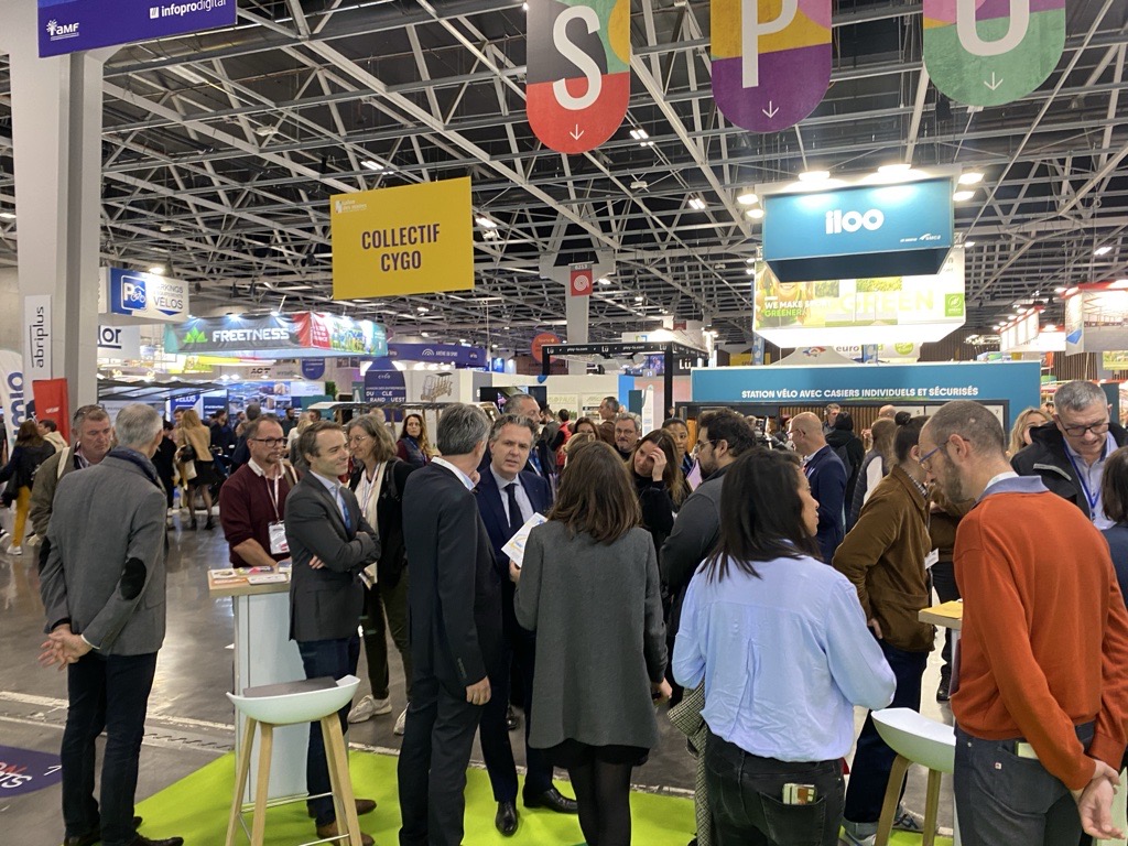 FUB_fr's tweet photo. [#SMCL2023]
@ChristopheBechu, ministre @Ecologie_Gouv, était présent  sur le stand de la @FUB_fr au @salondesmaires.
📚 Lui ont été remis nos dernières publications, pour réitérer notre appel à créer un système vélo efficient et inciter au changement des pratiques de mobilité. https://t.co/LSnR4CbmJL