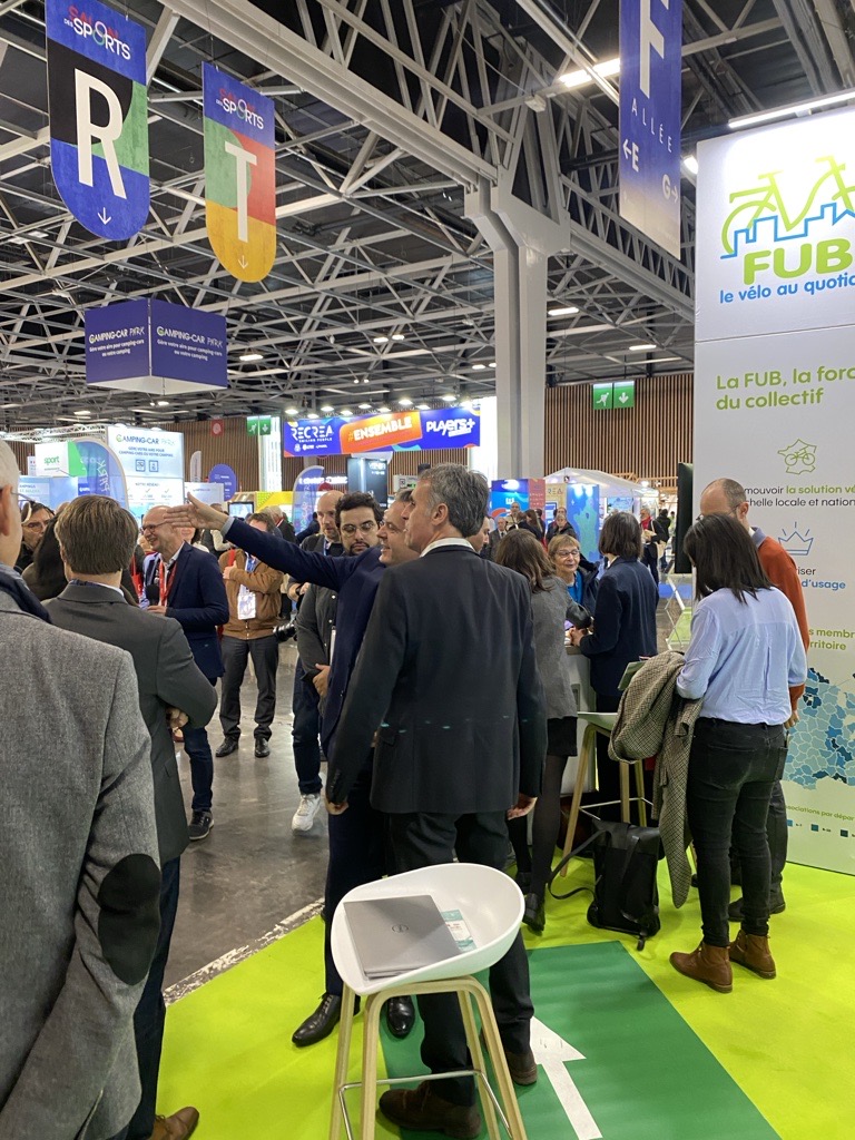 FUB_fr's tweet photo. [#SMCL2023]
@ChristopheBechu, ministre @Ecologie_Gouv, était présent  sur le stand de la @FUB_fr au @salondesmaires.
📚 Lui ont été remis nos dernières publications, pour réitérer notre appel à créer un système vélo efficient et inciter au changement des pratiques de mobilité. https://t.co/LSnR4CbmJL