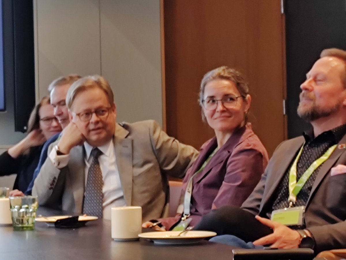 AaltoBIZ's tweet photo. Kaupunkitaloustieteen seminaari @AaltoBIZ. Erinomainen tilaisuus, nähdään näissä merkeissä, sanoi @helsinki pormestari Juhana Vartiainen. Mikroekonomian osaaminen &amp; datan tehokas hyödyntäminen ovat aivan keskeisiä kaupunkisuunnittelussa. @filsdeproust https://t.co/U5ihRc3Egy