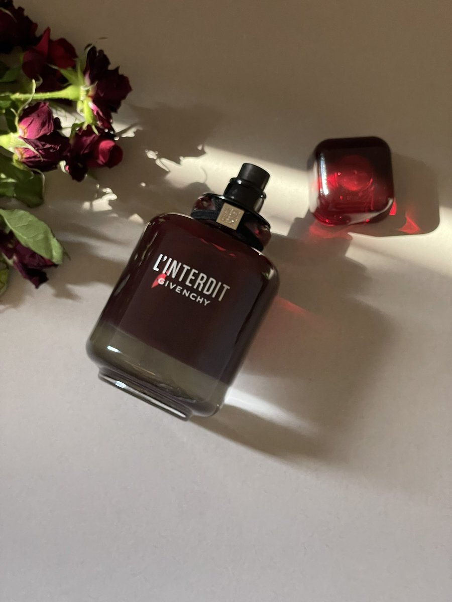 Tofa_5555's tweet photo. #رابطة_عشاق_العطور
لانتيردي روج من جيفنشي
 L’Interdit Rouge
عطر زهري مع مزيج التوابل الفواحة نسائي
تبدا قمة العطر مزيج رائع من الزنجبيل والبرتقال الاحمر
يليها قلب العطر مكون من الياسمين ومسك الروم واوراق الفلفل الحلو
اما قاعدة العطر تتكون من الباتشولي ونجيل الهند وخشب الصندل♥️👌🏻 https://t.co/bQlzZBGbNL