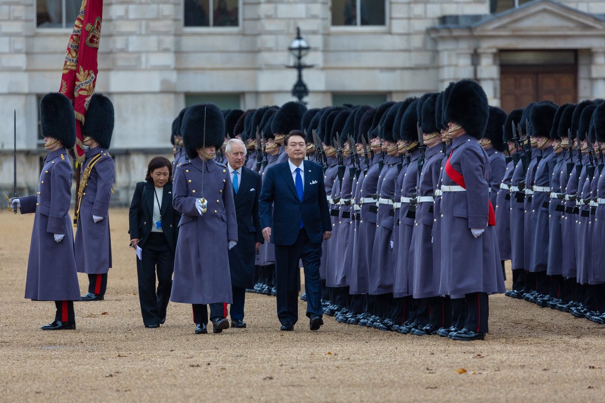 영국에 오신 것을 환영합니다 The PM joined Their Majesties The King and Queen in welcoming the President of the Republic of Korea and the First Lady to the UK earlier today. As we mark 140 years of diplomatic relations, the ties that bind the 🇬🇧 and 🇰🇷 have never been closer.