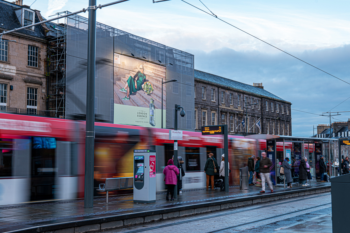 maximusmaximise's tweet photo. Premium mixer brand The London Essence Company launches its new look ‘London Distilled’ campaign, celebrating the different characters found in metropolitan cities. @MSIXagency @kineticwwUK @Britvic

#OOH #outofhome #advertising #megabanner https://t.co/KLvfuMqXYU