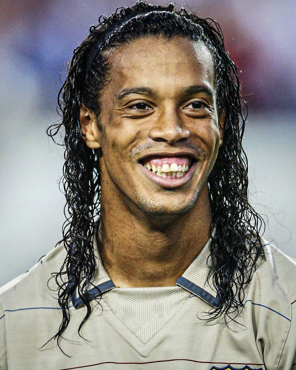 goal's tweet photo. Describe Ronaldinho to someone who's never seen him play before 👇 https://t.co/WLrCD6NUbW