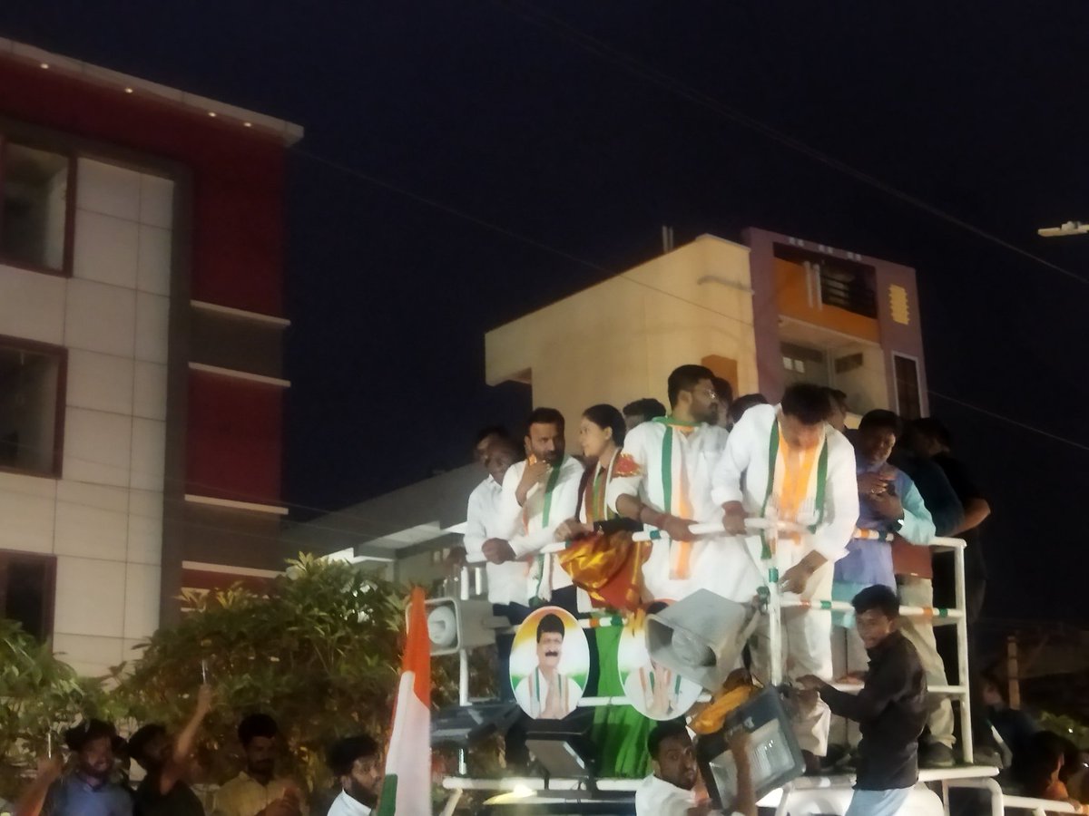 Roadshow at Medak with star campaigner Vijayashanti!!! 

Massive response for Congress with people roaring for a Congress win 🔥🔥🔥