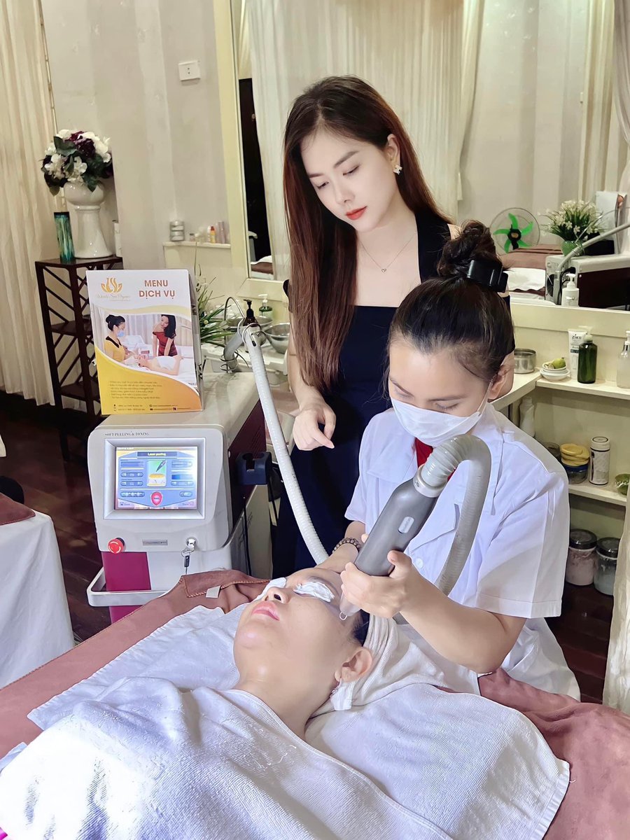 AnNaGiGiGi's tweet photo. Ai sinh ra đều có sứ mệnh riêng của mình. Và sứ mệnh của em là làm đẹp cho đời, giúp các chị em tự tin và xinh đẹp hơn. Tuy vất vả nhưng rất hạnh phúc ạ. Các anh chị thì sao khoe ngành nghề của mình nào!! https://t.co/2Oh05smpvY