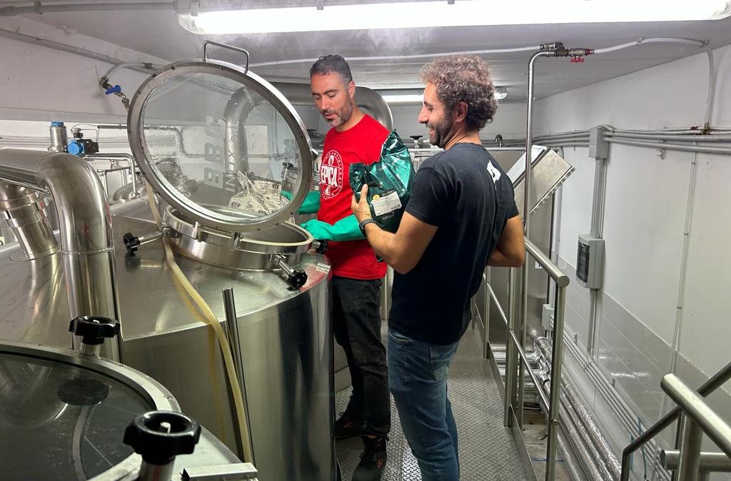 cronachedibirra's tweet photo. Nuove #birre italiane:

🎅 Le 3 natalizie di Vertiga
🎄 La Bock natalizia di La Buttiga con Vetra
🚓 Le 2 novità di Chianti Brew Fighters
🤝 La collaborazione tra Epica e Ballarak
🔥 La collaborazione tra Babylon e MalaRipe

https://t.co/7OCmh3Gk7t https://t.co/2WGk5MjGn6