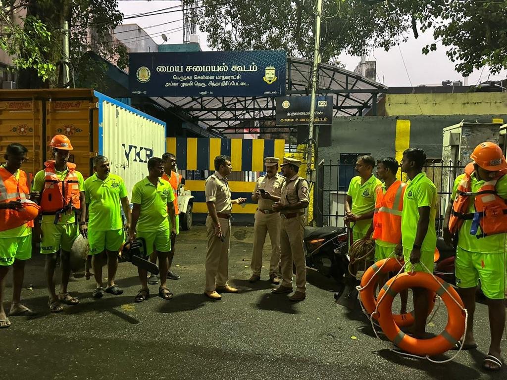 chennaipolice_'s tweet photo. DCP Triplicane @ShekharIPS2012 
visited and monitored the 
low lying areas in Chintandripet 
along with 
🛟🛟District Disaster Rescue Force. 🛟⛑️
⛈️⛈️⛈️
#Chennai #Police #Monsoon https://t.co/wVrudc246I