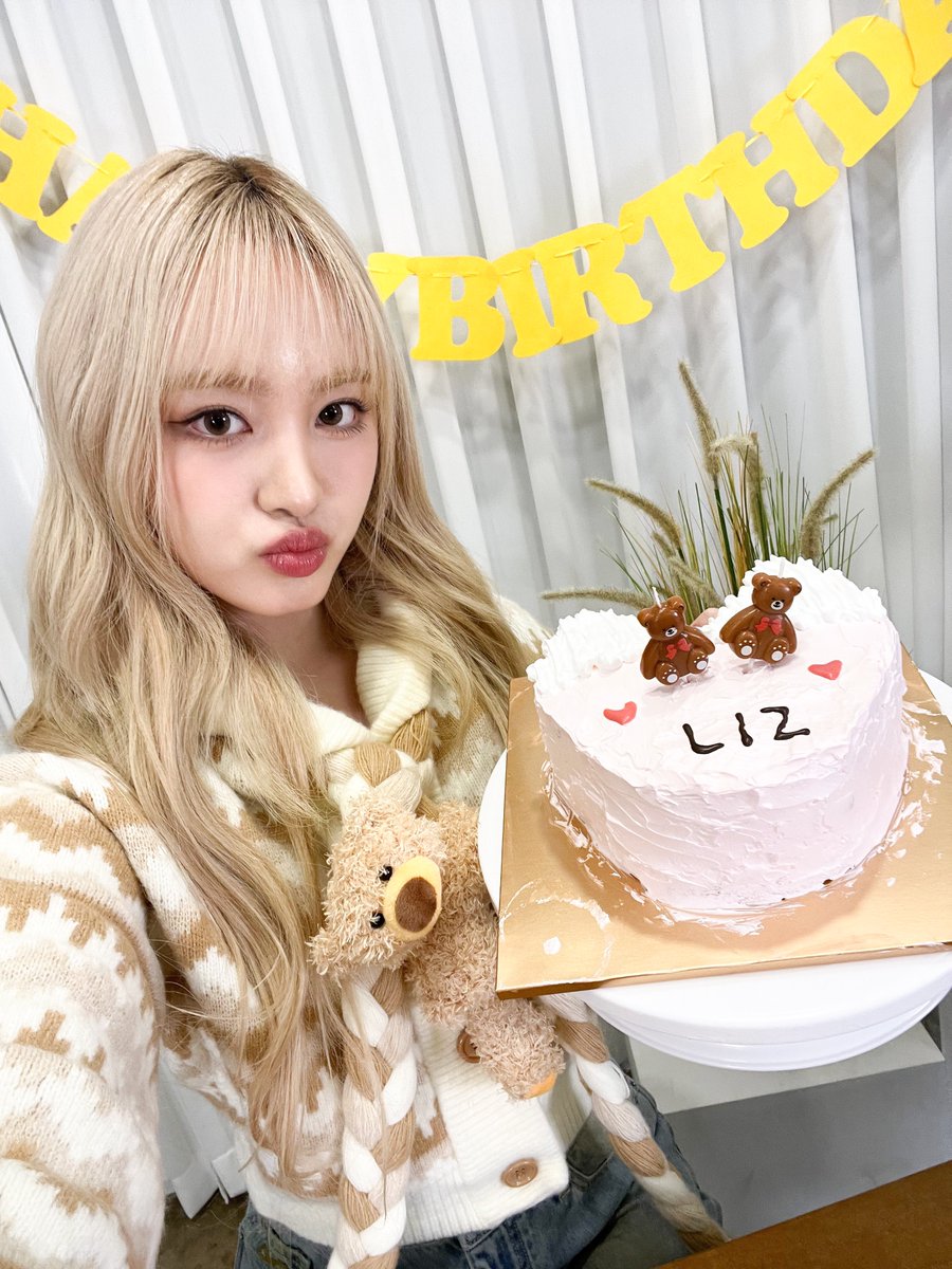 IVEstarship's tweet photo. 📸
😽 HAPPY IVE LIZ DAY 😽

❤‍🔥 리즈는 다정함이 내 이상이상 ❤‍🔥

DIVE를 항상 다정하게 대해주고
DIVE를 쳐다보는 눈빛이
꿀보다 더 달콤한
사랑둥이 리즈에게 이 상장을 수여함 🏆

2023년 11월 21일

리즈는 DIVE에게 온 최고의 선물이야 🎁

#IVE #아이브 
#LIZ #리즈
#HappyLIZday
#아기고양이_리즈_탄생일 🐾