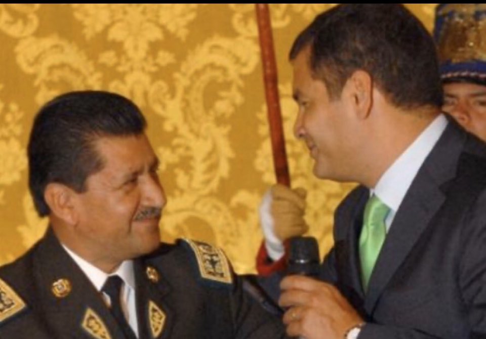 CodigoVidrioEc's tweet photo. Desde el 2008, la UIES empezó a descubrir nexos entre el narcotráfico, las #FARC y funcionarios del gobierno de Correa. En agosto del 2009, un día antes de ser ascendido a teniente coronel, Silva fue dado de baja, por presión directa de Correa, secundado por el entonces comandante Jaime Hurtado.