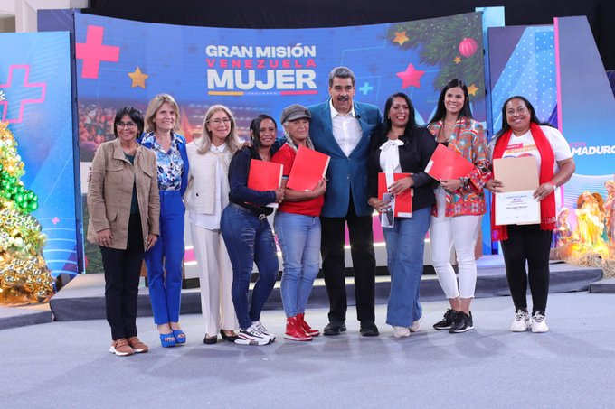 #NotiMippCI 📰🗞️| Presidente Maduro entregó recursos a emprendedoras con CrediMujer. Lea más. ▶️ acortar.link/vZkeBe
#UnidadEstudiantil