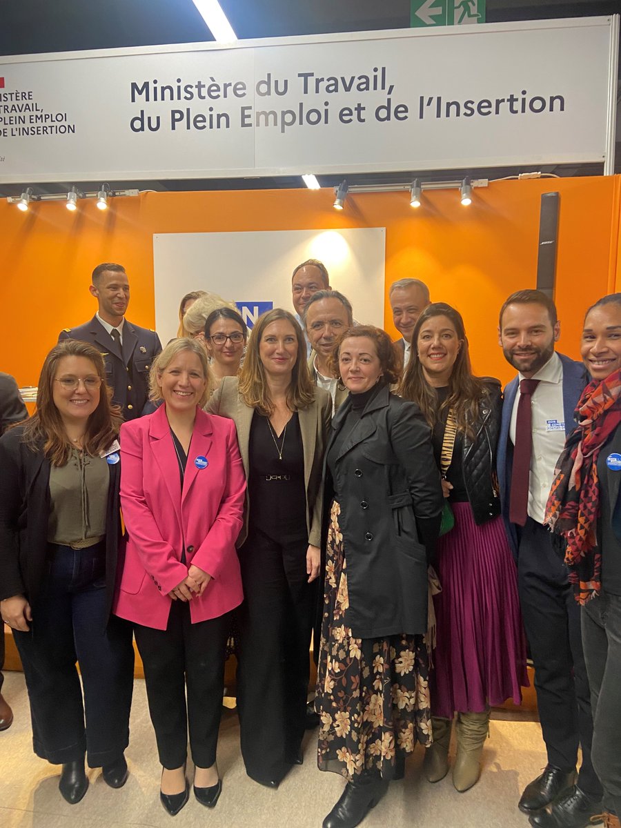 caissedesdepots's tweet photo. #MonCompteFormation souffle ses 4 bougies🎂

@CGrandjean_ @BrunoLucasDGEFP et Marianne Kermoal-Berthomé @caissedesdepots sont allés à la rencontre des équipes sur le salon @NouvelleVie_Pro 🎉 Fiers de cette collaboration et de l'engagement des équipes au service des Français 👌 https://t.co/hq4eUyRFY4