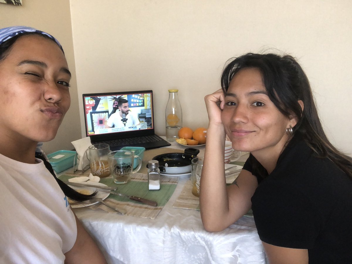 Maccarena23's tweet photo. Dos chilenas desayunando 😋 #nadiedicenada lo mejor que nos paso para las mañanitas!! 🤍 https://t.co/1blcZunQ0e
