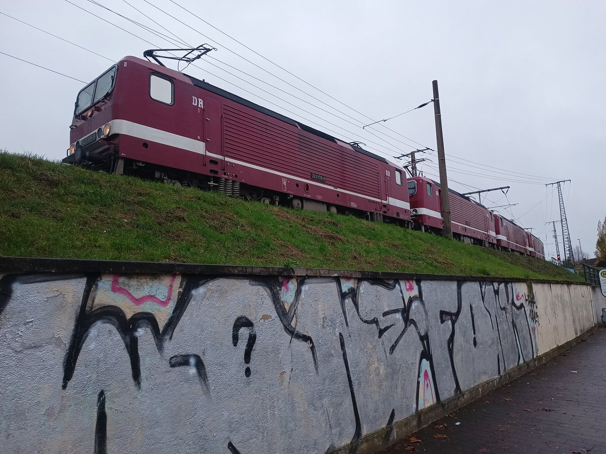 Christian_Cmbln's tweet photo. Na das ist ja auch ne Sammlung! 5x #BR143, davon vier im Reichsbahnlook! #BR243 https://t.co/Mm1yotY2i3