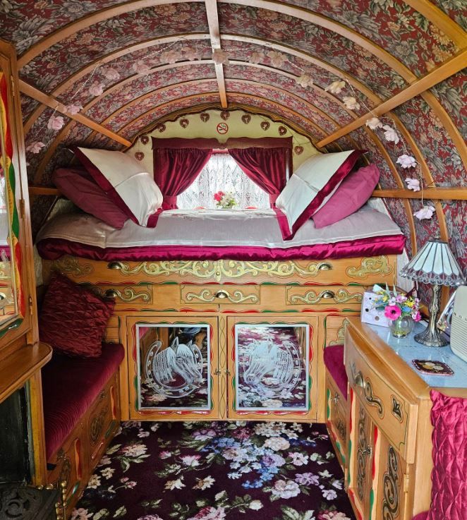 Camping_Direct's tweet photo. Escape to the serene countryside of Kent and experience a unique glamping adventure at Romany Dreams in Ewell Minnis. 🌿
https://t.co/U7Y01snYuf 
#RomanyDreams #UniqueGlamping #KentGetaway #RomanticGetaway #Couples #Relax #UniqueAccommodation #EwellMinnis #Kent https://t.co/aANWFUrl8N
