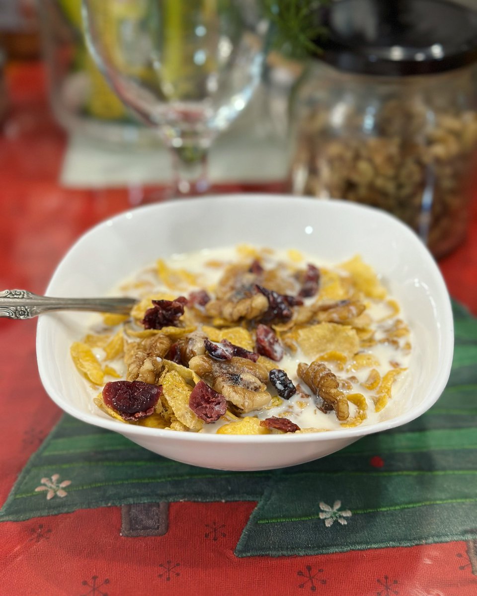 justcastellon's tweet image. #brinner 
Cereals, nuts, and dried fruits.