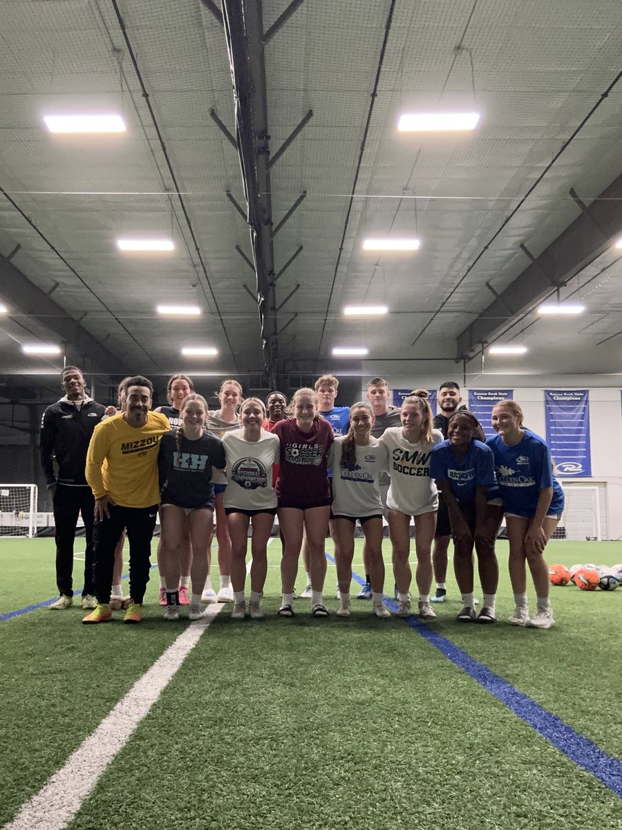 If you build it, they will come! 

6AM, Up and at ‘Em. Grateful to have <a href="/Alviebelt17/">Alvie Beltran</a> and <a href="/purestrike21/">Coach McGill</a> pouring into our player’s development alongside! 🫡

#clubededesayunó #RUID
