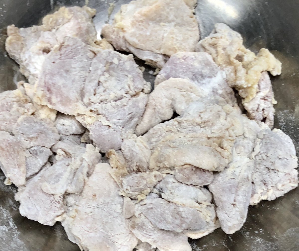HG7654321's tweet photo. 時間が経ってもカリッとした唐揚げを作りたい人は下記の３つを試してください。

①粉をまぶす前に余分な水分を落とす
②粉をまぶしたら速攻で揚げる
③片栗粉を使う

これさえ守ればカリカリの美味しい唐揚げが作れます。 https://t.co/IcWGU41Hzt