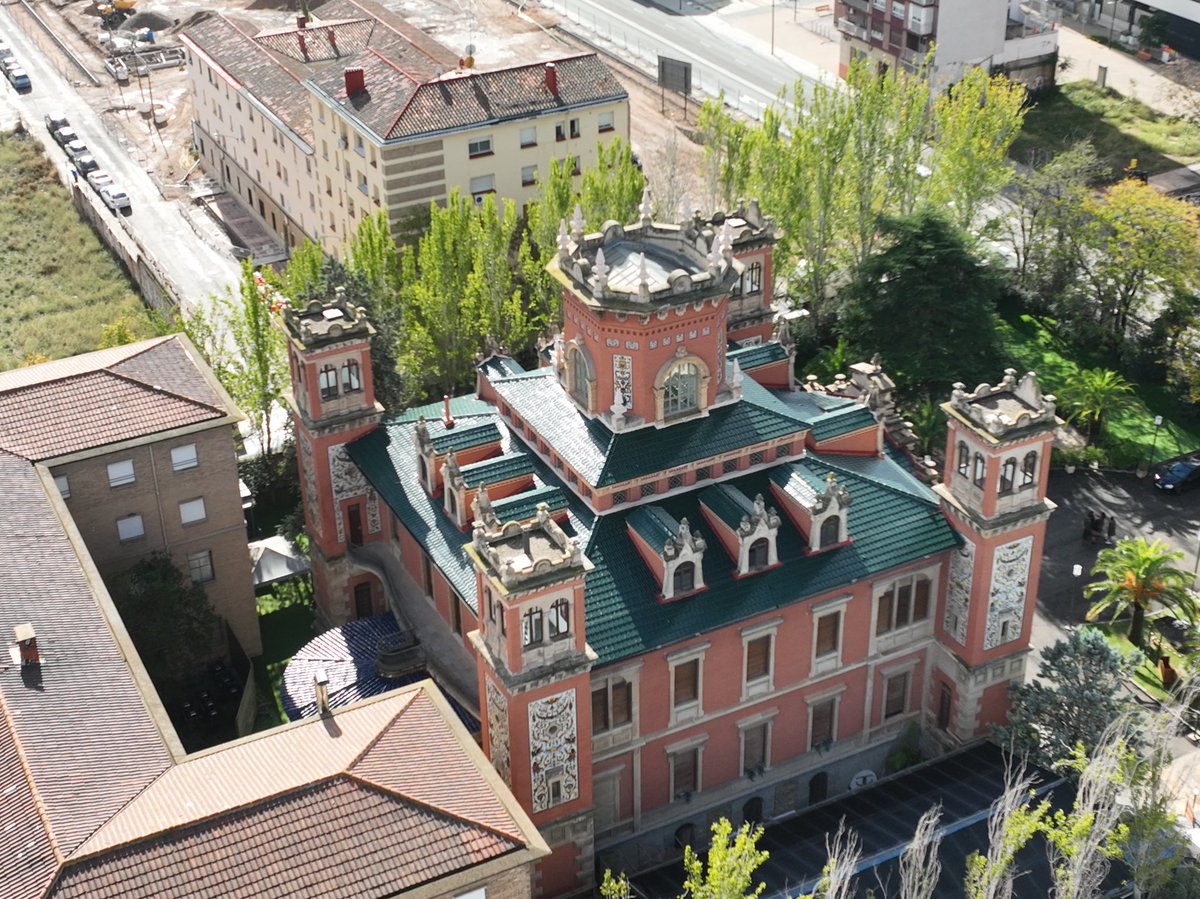 acg_drone's tweet image. ¿Sabríais decirnos cuál es este edificio? 🤔 ¡Os leemos! ⬇️⬇️⬇️

#acgdrone #zaragoza #dronestragram #buildingdrone