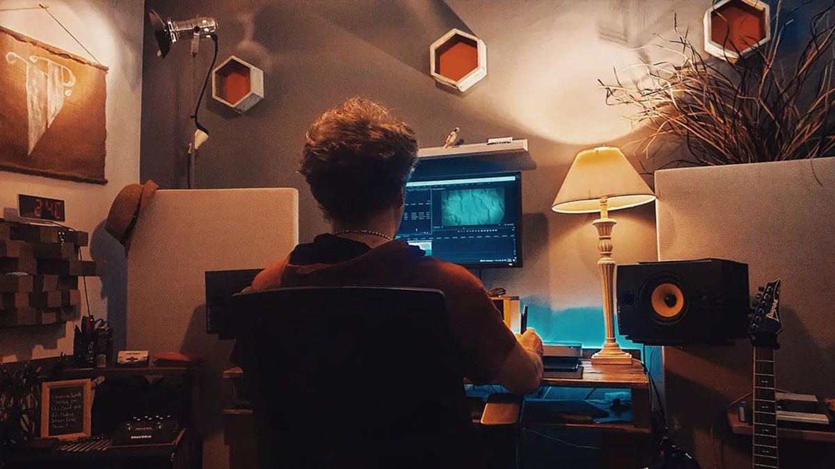 ZbyHP's tweet photo. Impressive setup from @Terry_papoulias, the art director and owner of post-production studio, @maingraphdw. Terry relies on the Z4 to help him save time on demanding workflows, from 3D rendering to compositing and editing. https://t.co/6Kejf5AR93