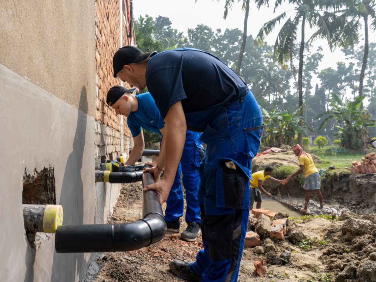 GeberitGroup's tweet photo. Their help was vital: 🚽 No running water in the kitchen, no washbasin, 4 squat toilets and one toilet for 246 children. At the Ananda School in West Bengal, 11 #Geberit students rolled up their sleeves and installed new sanitary facilities 👉 #Socialproject @StiftungUsthi https://t.co/PM4zHgteV4