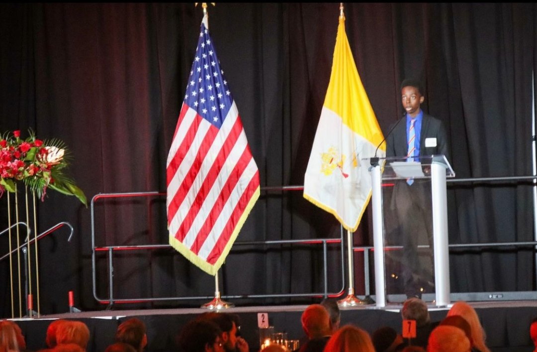 NgalulaPe's tweet image. Lors d'un diner de Gala organise pour les sponsors de son ecole, notre fils etait designe pour faire le #keynotespeech. La releve est assuree! Par sa cravate, le drapeau de la RDC etait aussi a l'honneur. C'etait aussi l'occasion de faire la promotion de son livre.
#stemdrc