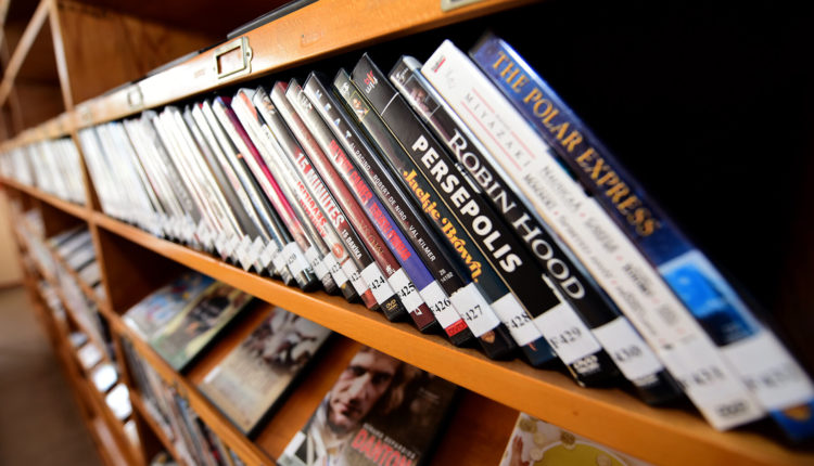 #universitemDEU öğrencilerimiz, akademik ve idari personelimiz; kütüphanemizde keyifle zaman geçirebilmeniz için arşivimizdeki 600'den fazla yerli/yabancı DVD sinema film koleksiyonumuzdan istediğinizi seçerek film izleyebilirsiniz.

Randevu için: kutuphane.deu.edu.tr/?p=12181