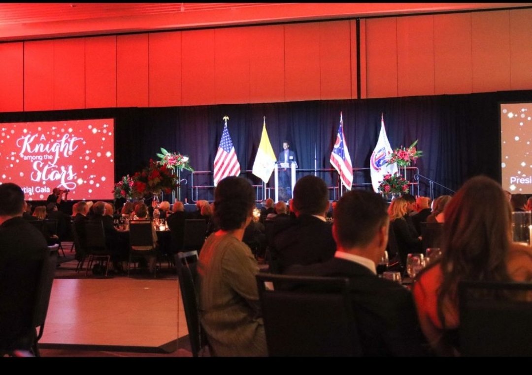 NgalulaPe's tweet image. Lors d'un diner de Gala organise pour les sponsors de son ecole, notre fils etait designe pour faire le #keynotespeech. La releve est assuree! Par sa cravate, le drapeau de la RDC etait aussi a l'honneur. C'etait aussi l'occasion de faire la promotion de son livre.
#stemdrc