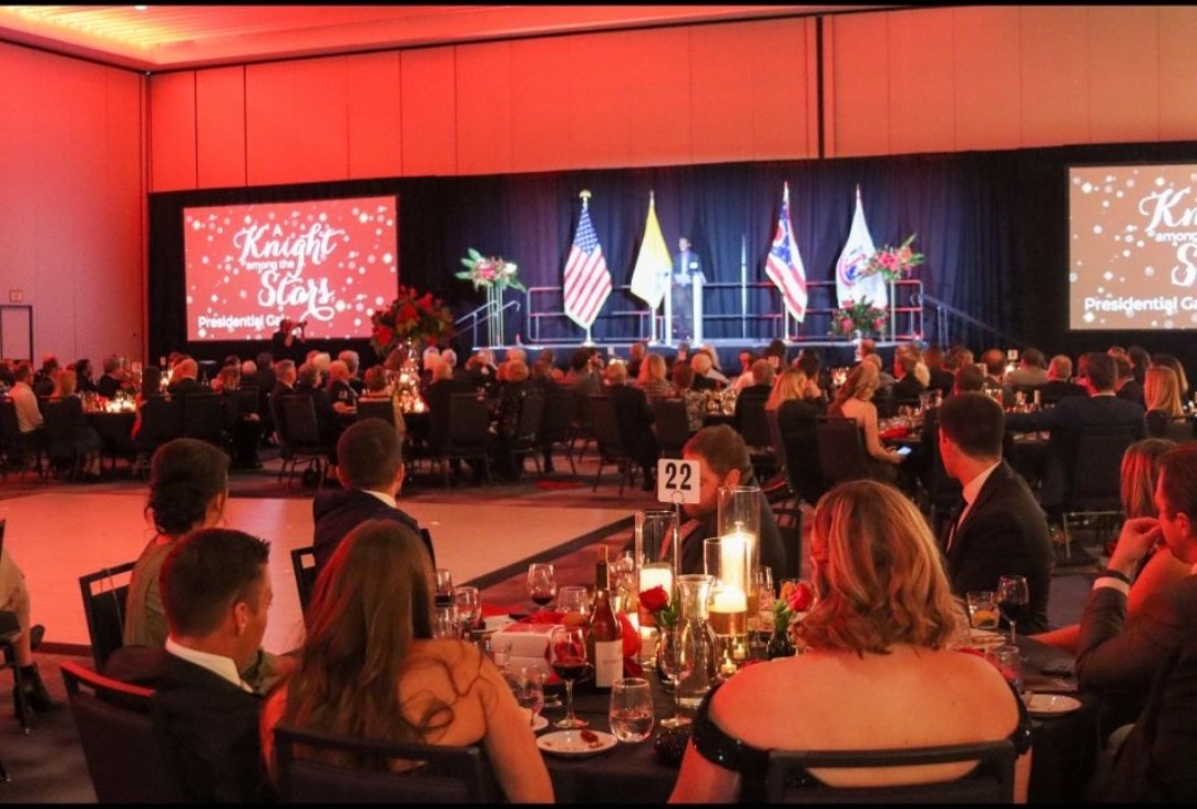 NgalulaPe's tweet image. Lors d'un diner de Gala organise pour les sponsors de son ecole, notre fils etait designe pour faire le #keynotespeech. La releve est assuree! Par sa cravate, le drapeau de la RDC etait aussi a l'honneur. C'etait aussi l'occasion de faire la promotion de son livre.
#stemdrc