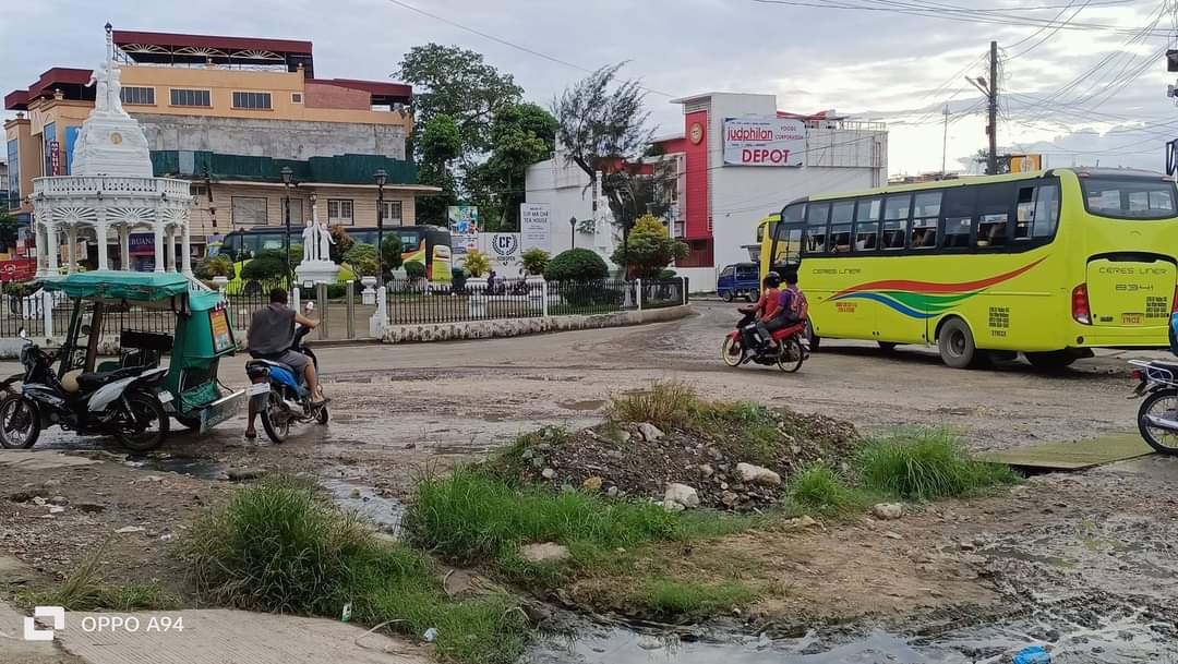 darkest_bridge's tweet photo. @DPWHph @DPWH7 
CARCAR ROTUNDA CEBU https://t.co/75gurRCprm