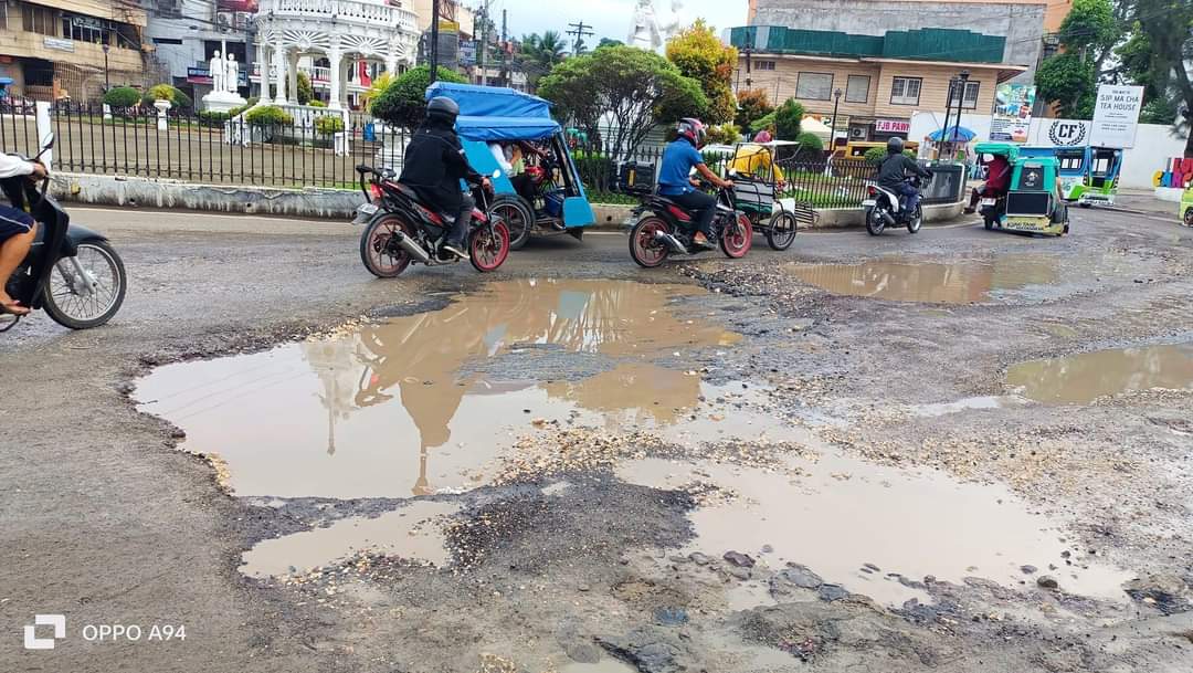 darkest_bridge's tweet photo. @DPWHph @DPWH7 
CARCAR ROTUNDA CEBU https://t.co/75gurRCprm
