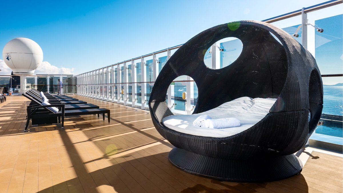 MSCCruzeiros's tweet photo. Relaxar nesta espreguiçadeira é um sonho que você merece! Este é solarium do #MSCLirica com hidromassagem para hóspedes Aurea!☀️ Conheça um dos mais tradicionais navios da #MSCCruzeiros a caminho do Brasil para uma temporada incrível! Confira itinerários: https://t.co/lNB8qZWJRu https://t.co/MFRYTwNQSI
