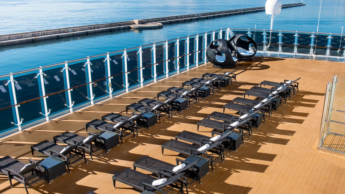 MSCCruzeiros's tweet photo. Relaxar nesta espreguiçadeira é um sonho que você merece! Este é solarium do #MSCLirica com hidromassagem para hóspedes Aurea!☀️ Conheça um dos mais tradicionais navios da #MSCCruzeiros a caminho do Brasil para uma temporada incrível! Confira itinerários: https://t.co/lNB8qZWJRu https://t.co/MFRYTwNQSI