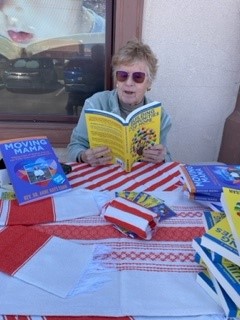 its_kingemmy's tweet image. A highly rated book, readers call it “a roadmap for those on a similar journey&quot;. One reviewer called it one of the most moving and deeply touching books about caring for someone with Alzheimer’s. Must read book. 

 👉  tinyurl.com/Moving-Mama-Al…

 #oldagepension #oldageproblems