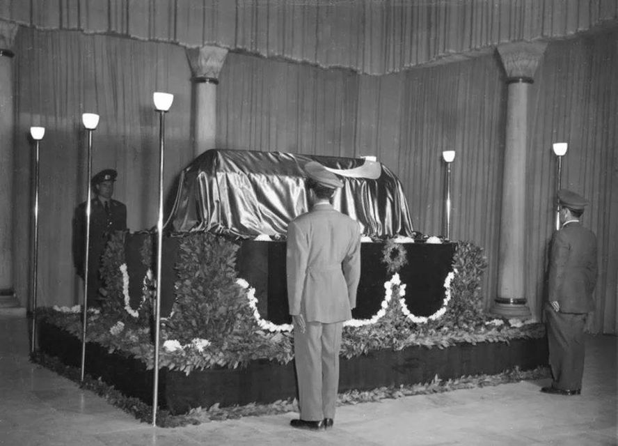 #21Kasım1938 günü çok büyük bir cenaze töreni ile Ankara Etnografya Müzesi'ndeki geçici kabrine konulan #MustafaKemalAtatürk'ün naaşı edebi istirahatgahı Anıtkabir'e taşındığı 10 Kasım 1953 tarihine kadar burada kaldı.