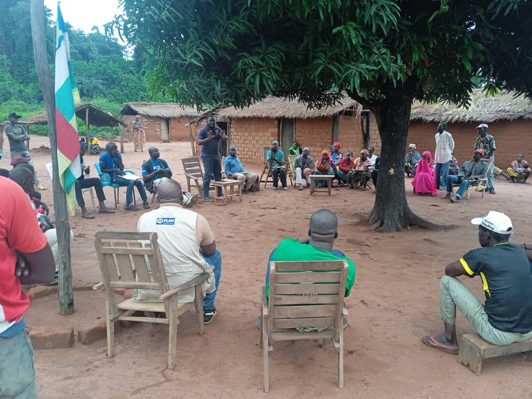 OCHA_CAR's tweet photo. Après une journée d voyage pr parcourir 170 km, les humanitaires en provenance d Bria sont arrivés à Yalinga ds le centre du pays pr discuter avc les communautés &amp; les autorités sur les programmes humanitaires à venir ds cette zone difficile d’accès. #Quoiquilarrive #Redevabilité https://t.co/Q3ClyrNKME