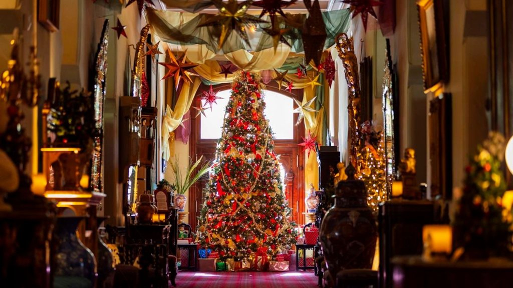 Henry Plant Museum (<a href="/HBPlantMuseum/">Henry B Plant Museum</a>) hosts beautiful Victorian Christmas Strolls for 42nd year 🎁

Get a glimpse into the magic of Christmas past ✨ >> l8r.it/iwIL
