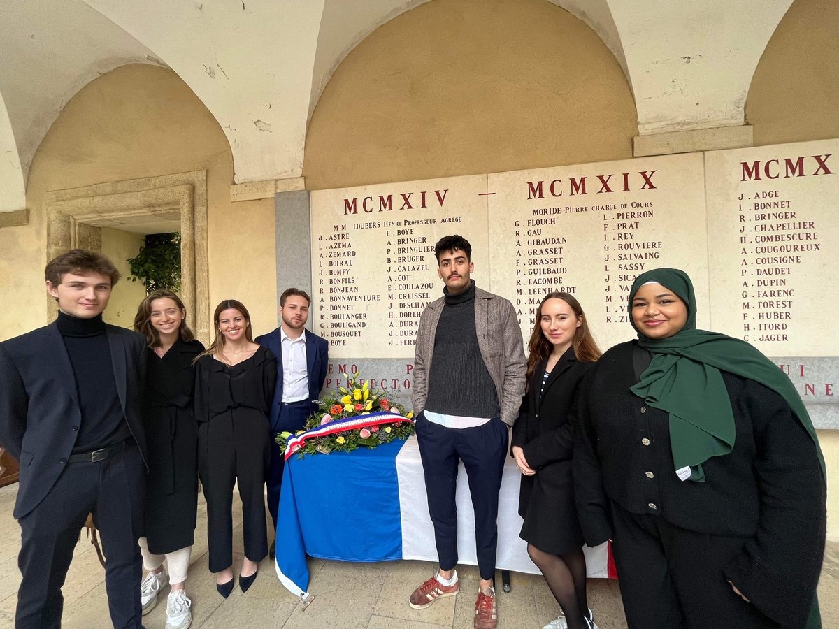 Corpo_MTP's tweet photo. Lors de la cérémonie commémorative du 10 novembre 2023 au sein du cloître de la Faculté de Droit et de Science politique de l'Université de Montpellier, la Corpo a traditionnellement déposé une gerbe afin de rendre hommage aux soldats morts pour la France. https://t.co/QbYiXk1rOa