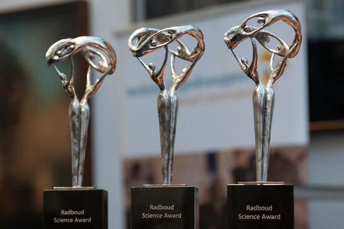 Morgen (22 nov) 10.00u nemen de <a href="/Radboud_Uni/">Radboud University</a>  winnaars hun Radboud Science Awards in ontvangst en verzorgen ze een mini-college voor een zaal vol basisschoolleerlingen! Kijk je mee via de livestream? ru.nl/wetenschapskno…
