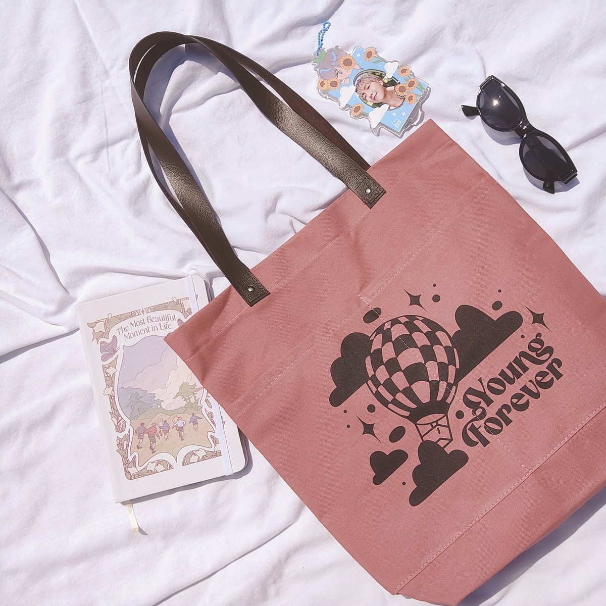 lovemazeart's tweet image. nova bolsa inspirada em young forever 🍃🌼 

lançamento da coleção essa sexta 24.11 às 18h · junto com a purple friday!