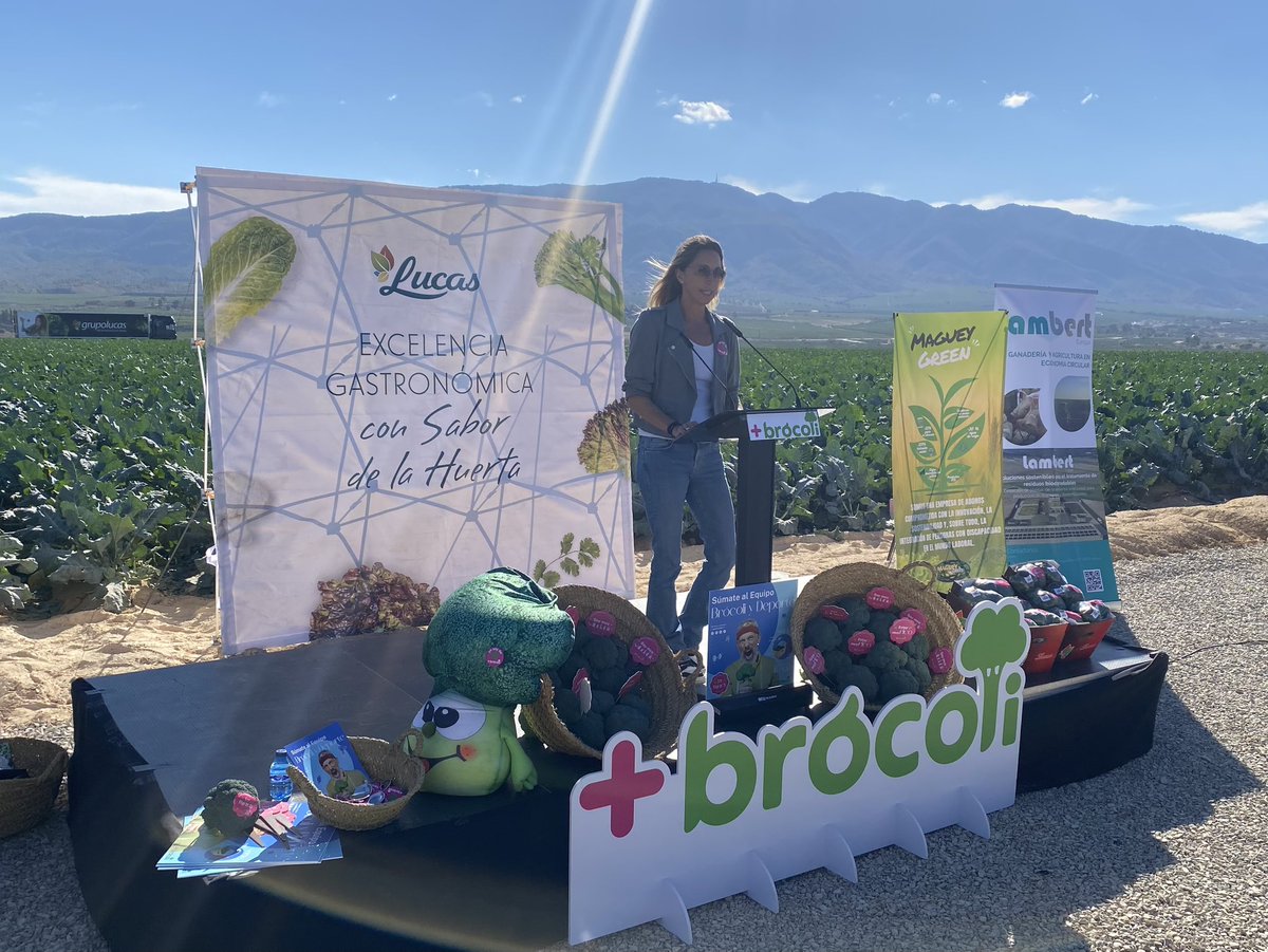 NavaReverte's tweet photo. Coalor con la madrina de honor,Gemma Mengual en el XVIII campaña de etiquetado de + brócoli con el acto del primer corte de brócoli de la temporada https://t.co/bsmgRIRGtA