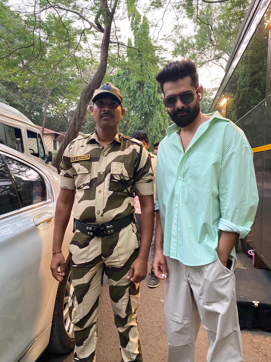 Latest Clicks 📸 

An Army Personalities with Our Ustaad <a href="/ramsayz/">RAm POthineni</a> From The Set's Of #DoubleISMART in Mumbai 🔥

#RAmPOthineni