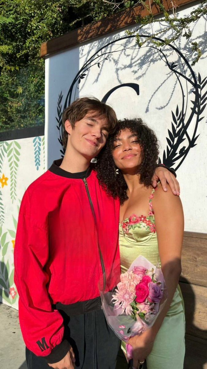 RaquelRaissaSa1's tweet photo. "Eu a amo muito e aprecio a nossa amizade, o quanto a gente cresceu ao decorrer dos anos... vimos de perto o outro meio que 'se descobrindo'. Sou muito grato por ela, ela é uma pessoa muito boa." — Noah Urrea falando sobre Any Gabrielly em sua live no Instagram. 🥹 https://t.co/RqEssh1HCS