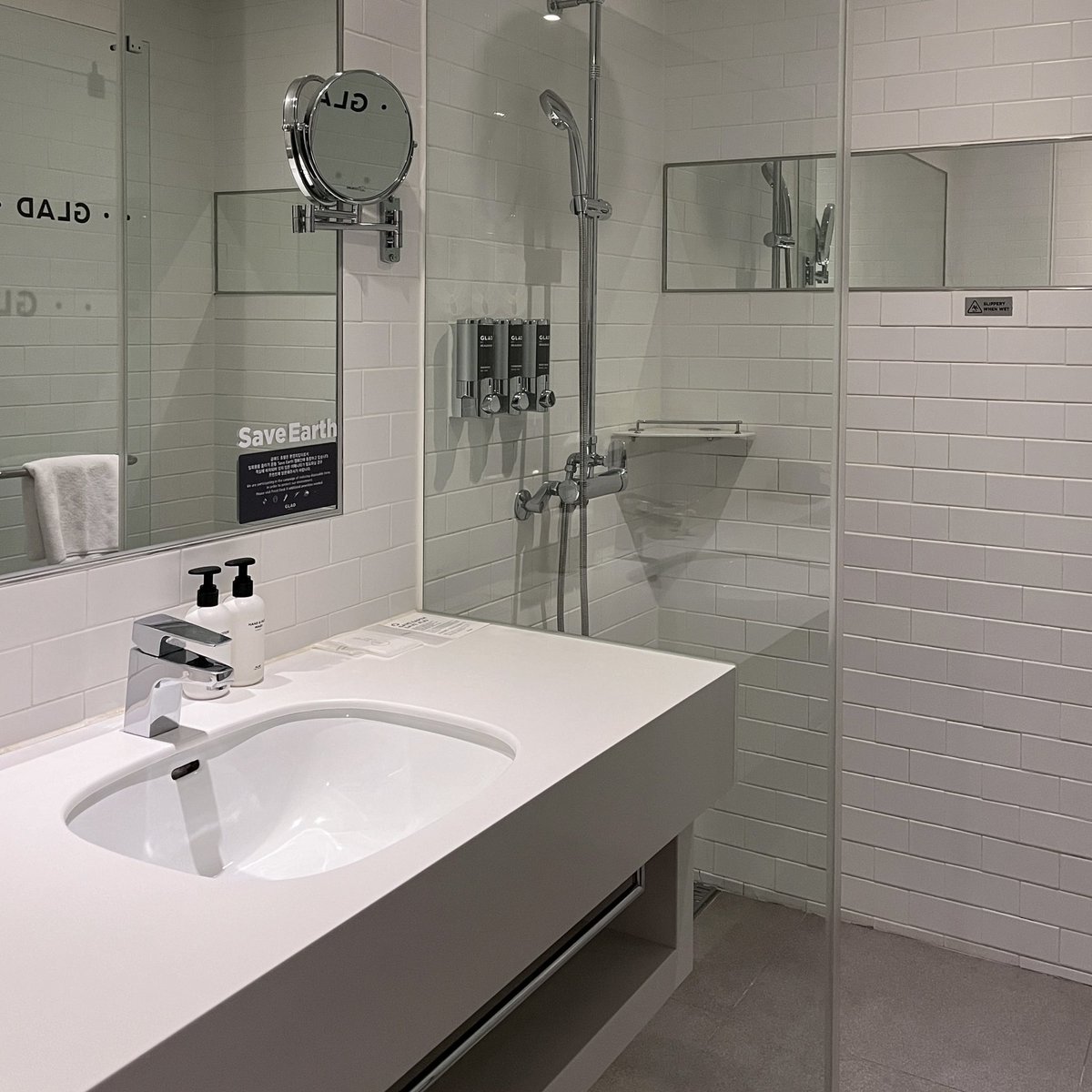 รีวิวโรงแรมของทริปเกาหลีสักหน่อย 🛋️ /  เราพัก glad mapo เต็มๆทริป 7 คืนเลย อยู่ตรง gongdeok station (exit 9) ขึ้นปุ๊บถึงโรงแรมเลย เดินทางสะดวก พิกัดสถานีเดียวจากม.ฮงอิก ห้อง superior double ขนาด 26-27 sqm กว้าง แบ่งสัดส่วนดี สะอาด ไม่มีกลิ่นอับ ห้องน้ำดี โดยรวมชอบมาก #รีวิวเกาหลี