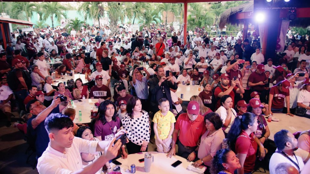 MonitorOnlineQ's tweet photo. ¡Espectacular cierre de campaña guinda! La familia taxista ofrece su respaldo total a Erika Castillo #Cancún #QuintanaRoo

Nota completa 👇
https://t.co/cYFxkXUQUG https://t.co/cDVmFwS0yK