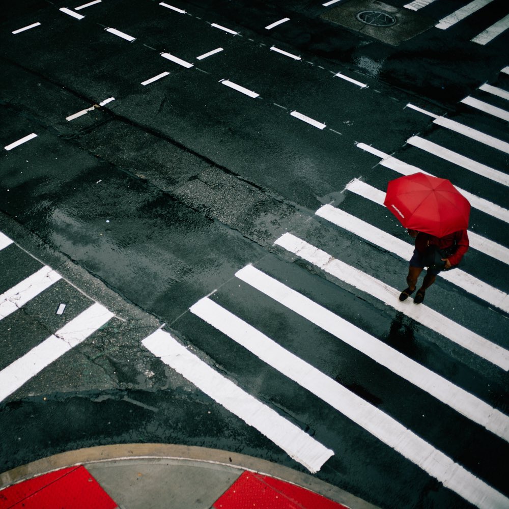 Switching gears again with another one from the color collection.

New York. Copyright Phil Penman.

#newyorkstreet #colorphoto #colorphotography #nycphotographer #leica